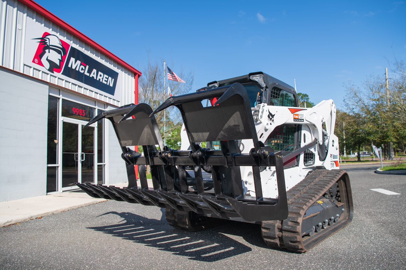 heavy duty grapple bucket on bobcat skid steer